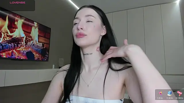 JenniferQueen11 online show from 04/18/26, 03:38