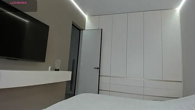 JenniferQueen11 online show from 04/19/26, 09:19