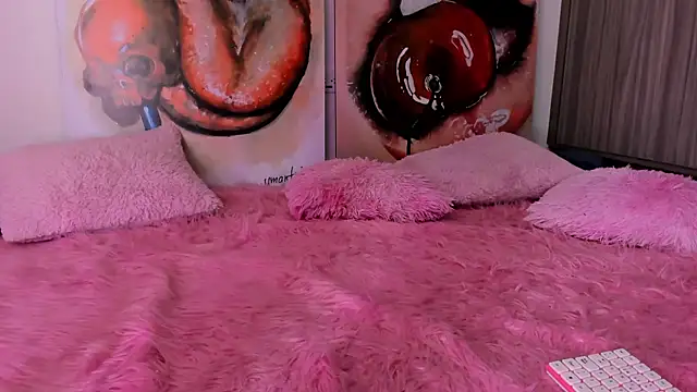 Snapshot of sofiaa_snoww chatting on 12/12/24, 09:15 sofiaa snoww online show from 12/12/24, 09:15