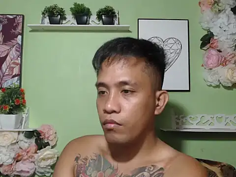 Snapshot of Thyler08 chatting on 11/19/25, 01:22 Thyler08 online show from 11/19/25, 01:22