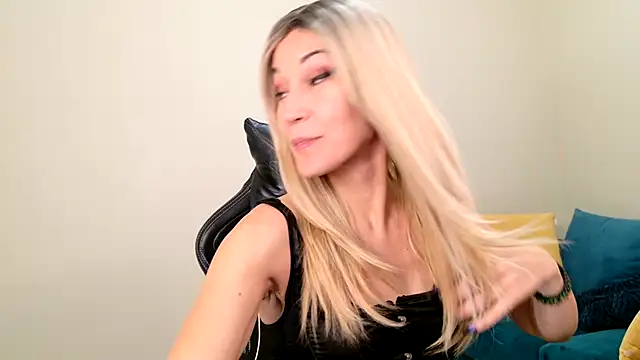 Snapshot of EveEnigma chatting on 01/17/25, 06:02 EveEnigma online show from 01/17/25, 06:02