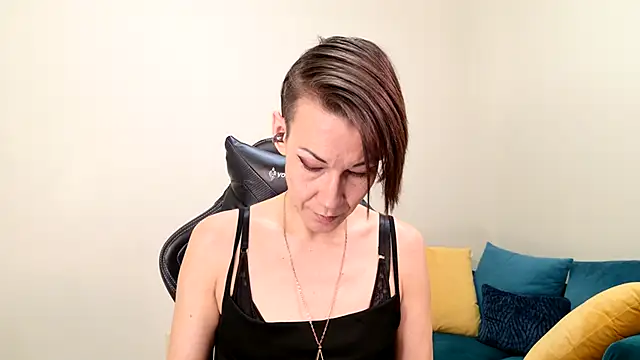 Snapshot of EveEnigma chatting on 02/04/25, 01:27 EveEnigma online show from 02/04/25, 01:27