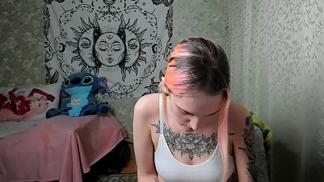 Snapshot of Cutie_Adelia chatting on 02/14/25, 01:18 Cutie Adelia online show from 02/14/25, 01:18