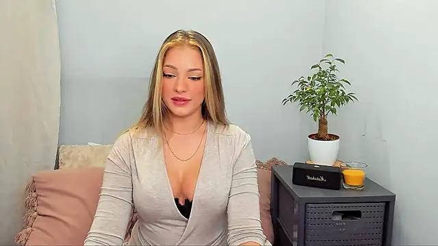 Snapshot of LilyBlondee chatting on 10/27/25, 07:40 LilyBlondee online show from 10/27/25, 07:40