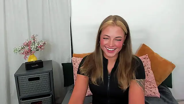 Snapshot of LilyBlondee chatting on 07/15/26, 05:23 LilyBlondee online show from 07/15/26, 05:23