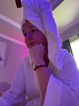 Snapshot of Vivian_MayXxX chatting on 10/04/25, 06:28 Vivian MayXxX online show from 10/04/25, 06:28