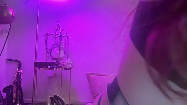 Snapshot of crystalsbaby chatting on 11/10/25, 08:30 crystalsbaby online show from 11/10/25, 08:30