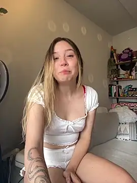 Snapshot of Darling_XXX chatting on 03/05/25, 08:00 Darling XXX online show from 03/05/25, 08:00