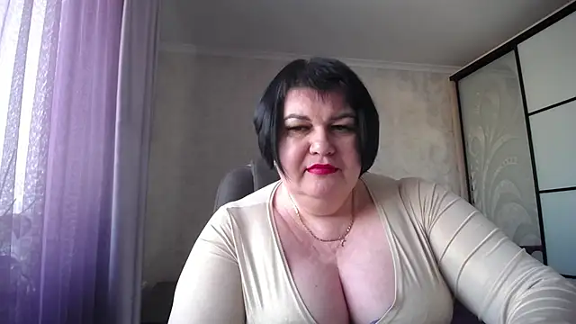 Snapshot of JuicyLady_Di chatting on 02/11/25, 12:27 JuicyLady Di online show from 02/11/25, 12:27