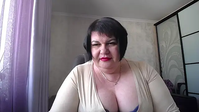 Snapshot of JuicyLady_Di chatting on 02/17/25, 09:24 JuicyLady Di online show from 02/17/25, 09:24