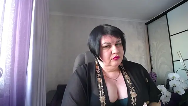 Snapshot of JuicyLady_Di chatting on 02/18/25, 02:16 JuicyLady Di online show from 02/18/25, 02:16