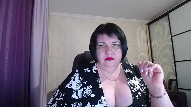 Snapshot of JuicyLady_Di chatting on 03/06/25, 03:45 JuicyLady Di online show from 03/06/25, 03:45