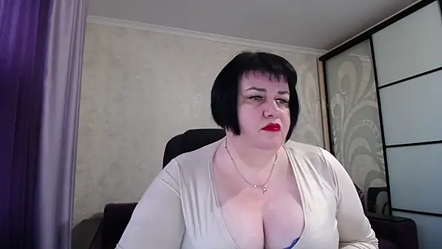 Snapshot of JuicyLady_Di chatting on 10/17/25, 04:59 JuicyLady Di online show from 10/17/25, 04:59