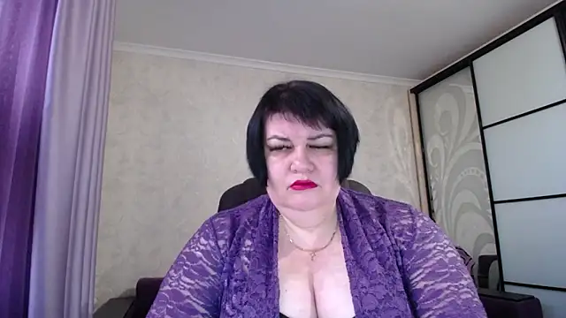 Snapshot of JuicyLady_Di chatting on 11/02/25, 05:43 JuicyLady Di online show from 11/02/25, 05:43