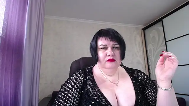 Snapshot of JuicyLady_Di chatting on 11/17/25, 10:32 JuicyLady Di online show from 11/17/25, 10:32