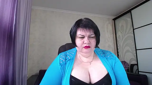 Snapshot of JuicyLady_Di chatting on 12/18/25, 08:42 JuicyLady Di online show from 12/18/25, 08:42