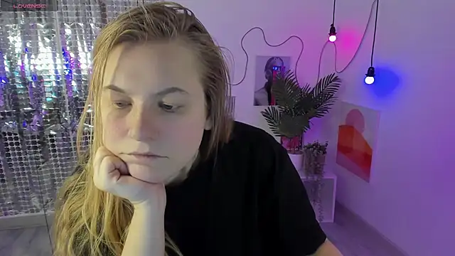 Snapshot of JadeSoft chatting on 12/15/24, 01:43 JadeSoft online show from 12/15/24, 01:43