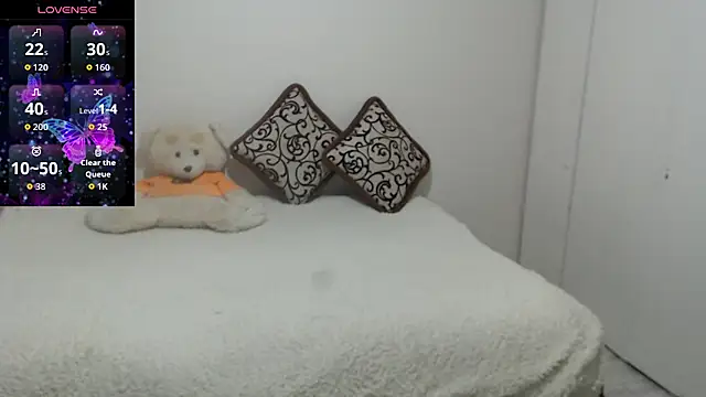 Snapshot of MargotLot chatting on 10/25/25, 12:13 MargotLot online show from 10/25/25, 12:13