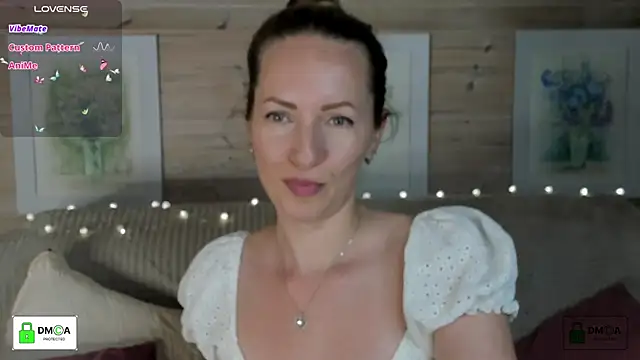 Snapshot of Queenymel chatting on 09/25/25, 03:38 Queenymel online show from 09/25/25, 03:38