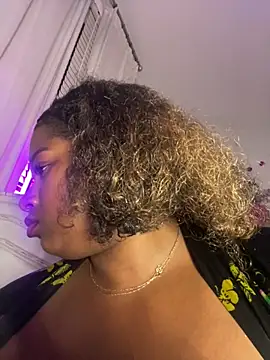 Snapshot of BigFineSelena chatting on 05/17/26, 03:48 BigFineSelena online show from 05/17/26, 03:48