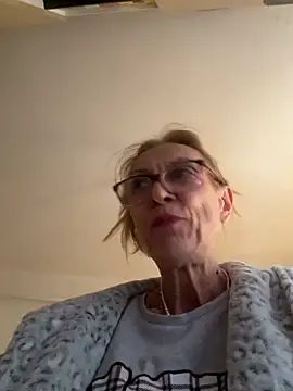 Snapshot of adella13 chatting on 12/17/24, 08:01 adella13 online show from 12/17/24, 08:01