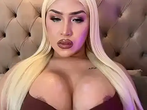 Snapshot of Your_Majesty_Tyra chatting on 12/10/24, 08:08 Your Majesty Tyra online show from 12/10/24, 08:08