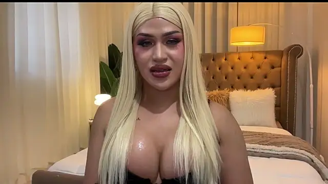 Snapshot of Your_Majesty_Tyra chatting on 02/17/25, 07:47 Your Majesty Tyra online show from 02/17/25, 07:47