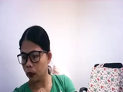 Snapshot of pinay_milfxx chatting on 11/08/25, 12:11 pinay milfxx online show from 11/08/25, 12:11