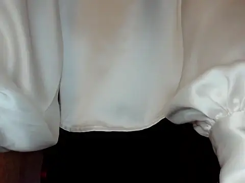 Snapshot of elenaza chatting on 11/16/25, 10:15 elenaza online show from 11/16/25, 10:15