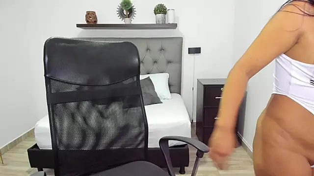 isabella florez online show from 12/27/24, 03:15