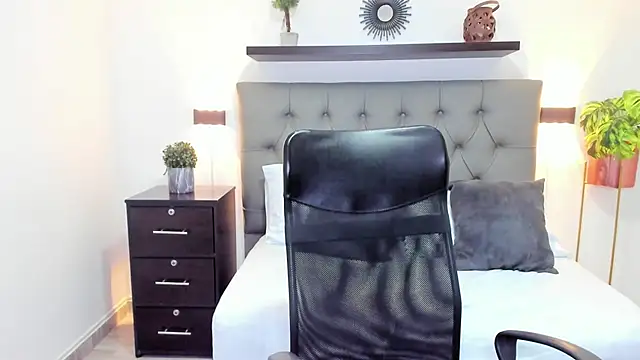 isabella florez online show from 02/20/25, 06:13