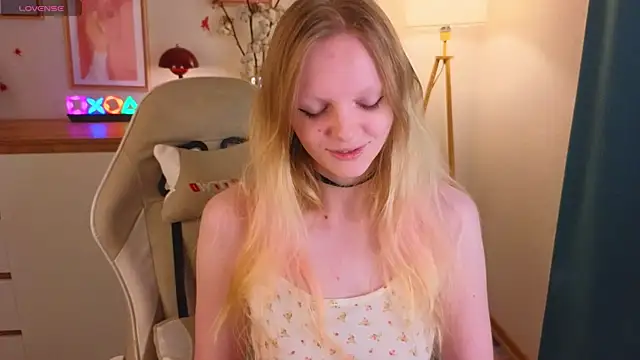 Snapshot of evangel1ne chatting on 11/28/25, 11:51 evangel1ne online show from 11/28/25, 11:51