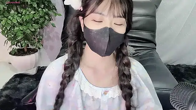 Snapshot of Mya_Lee chatting on 12/01/24, 10:43 Mya Lee online show from 12/01/24, 10:43