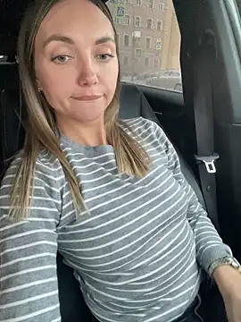 Snapshot of AngelinaMoore chatting on 02/18/25, 02:27 AngelinaMoore online show from 02/18/25, 02:27