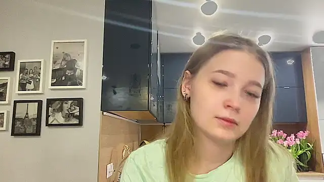 Snapshot of CharmingSarah chatting on 03/12/25, 11:31 CharmingSarah online show from 03/12/25, 11:31