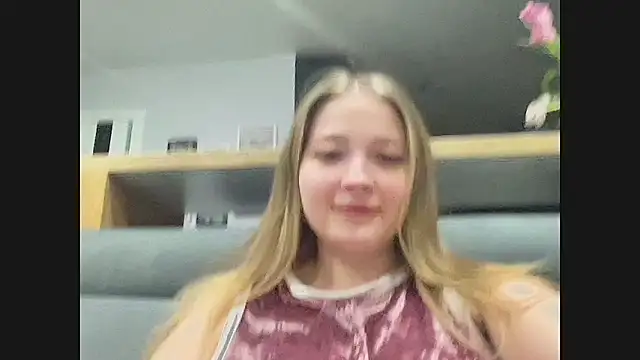 Snapshot of CharmingSarah chatting on 03/12/25, 04:24 CharmingSarah online show from 03/12/25, 04:24