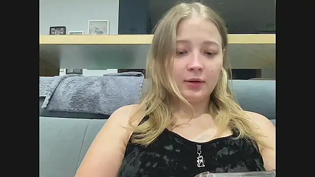 Snapshot of CharmingSarah chatting on 10/16/25, 04:30 CharmingSarah online show from 10/16/25, 04:30