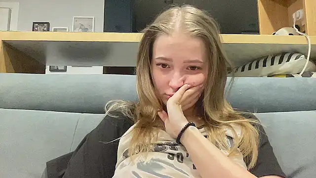 CharmingSarah online show from 04/15/26, 04:25