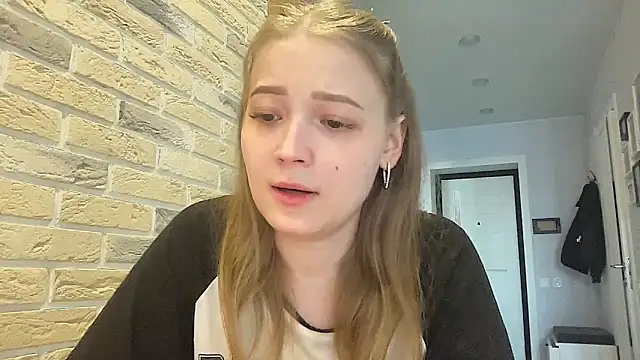 CharmingSarah online show from 04/17/26, 01:47