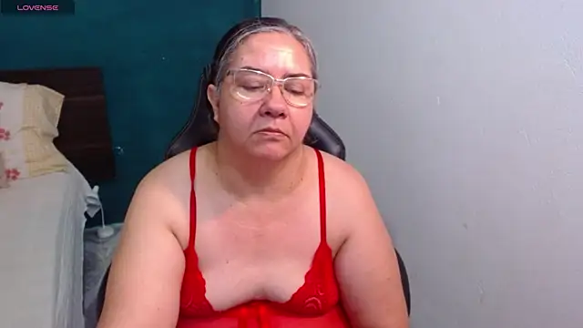 Snapshot of scaelettdubois chatting on 06/04/26, 12:49 scaelettdubois online show from 06/04/26, 12:49