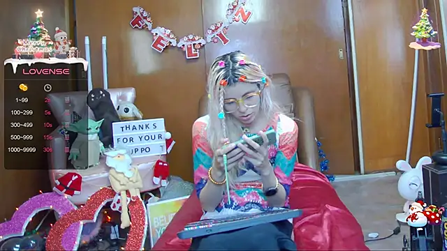 Snapshot of Skinygirl chatting on 12/15/24, 11:31 Skinygirl online show from 12/15/24, 11:31