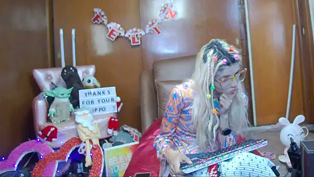 Snapshot of Skinygirl chatting on 12/27/24, 11:42 Skinygirl online show from 12/27/24, 11:42