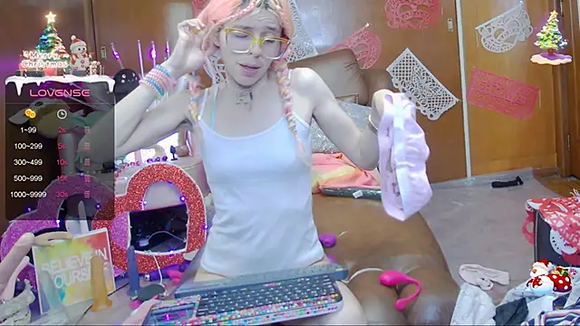 Snapshot of Skinygirl chatting on 02/12/25, 04:23 Skinygirl online show from 02/12/25, 04:23