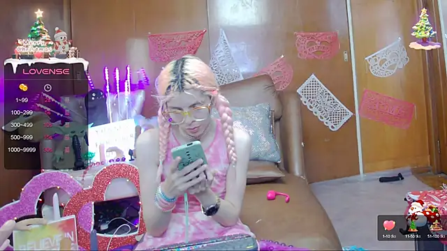 Snapshot of Skinygirl chatting on 02/14/25, 11:42 Skinygirl online show from 02/14/25, 11:42