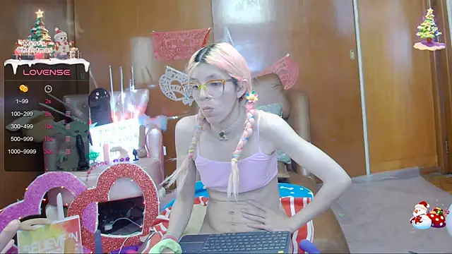 Snapshot of Skinygirl chatting on 02/25/25, 04:14 Skinygirl online show from 02/25/25, 04:14