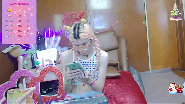 Snapshot of Skinygirl chatting on 03/03/25, 12:48 Skinygirl online show from 03/03/25, 12:48