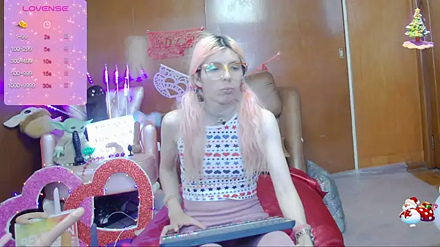 Snapshot of Skinygirl chatting on 03/03/25, 10:42 Skinygirl online show from 03/03/25, 10:42