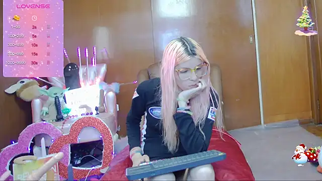 Snapshot of Skinygirl chatting on 03/05/25, 11:38 Skinygirl online show from 03/05/25, 11:38