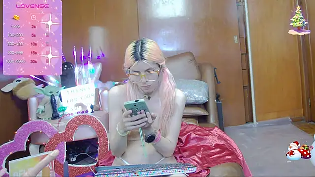 Snapshot of Skinygirl chatting on 03/08/25, 02:01 Skinygirl online show from 03/08/25, 02:01