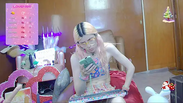 Snapshot of Skinygirl chatting on 03/17/25, 01:03 Skinygirl online show from 03/17/25, 01:03